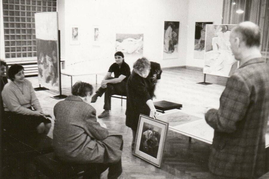 Vlevo sedí Jiřina Hockeová, Michal Gregor, vpravo stojí Rudolf Hocke